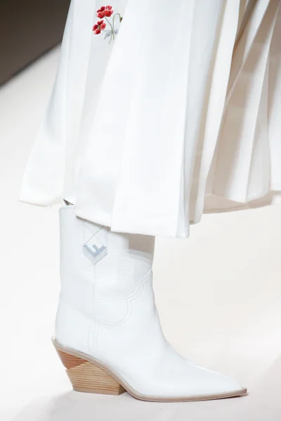 Look 100